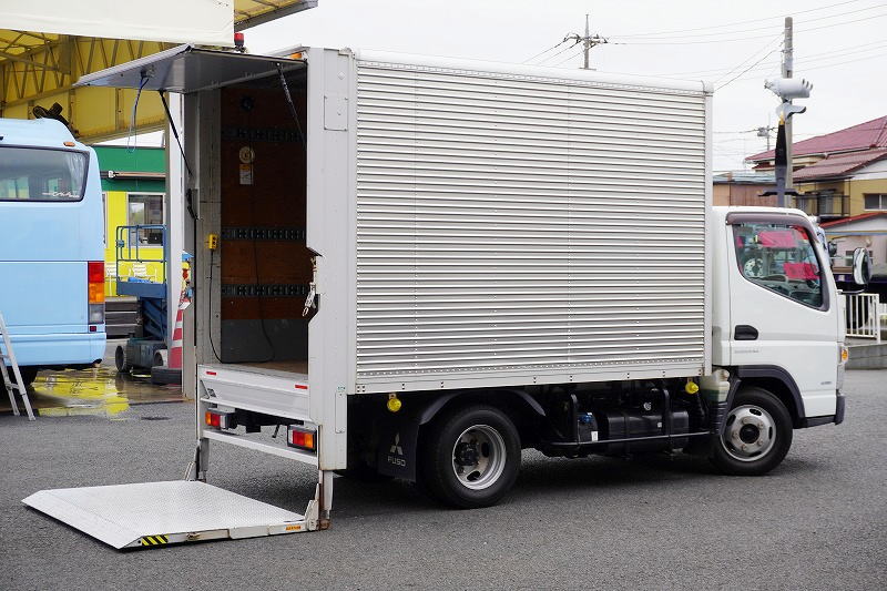 キャンター　１０尺　アルミバン　積載１９５０ｋｇ　サイドドア　跳ね上げ式　垂直パワーゲート　ラッシング３段　左電格ミラー　バックカメラ　社外ナビ　ワンセグＴＶ　ＥＴＣ　キーレス　全低床　パブコ製　ＡＴ車！準中型（５トン限定）免許対応！フロント画像