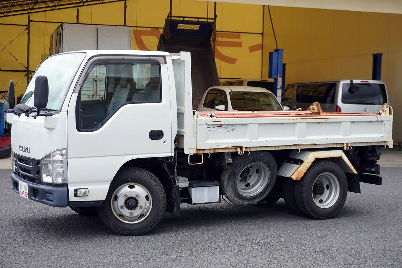 エルフ　強化　三転ダンプ　新明和製　積載２０００ｋｇ　三方開　手動コボレーン　リアダンプピン　鳥居アングル補強　左電格ミラー　坂道発進補助　ＥＴＣ　６速ＭＴ！フロント画像