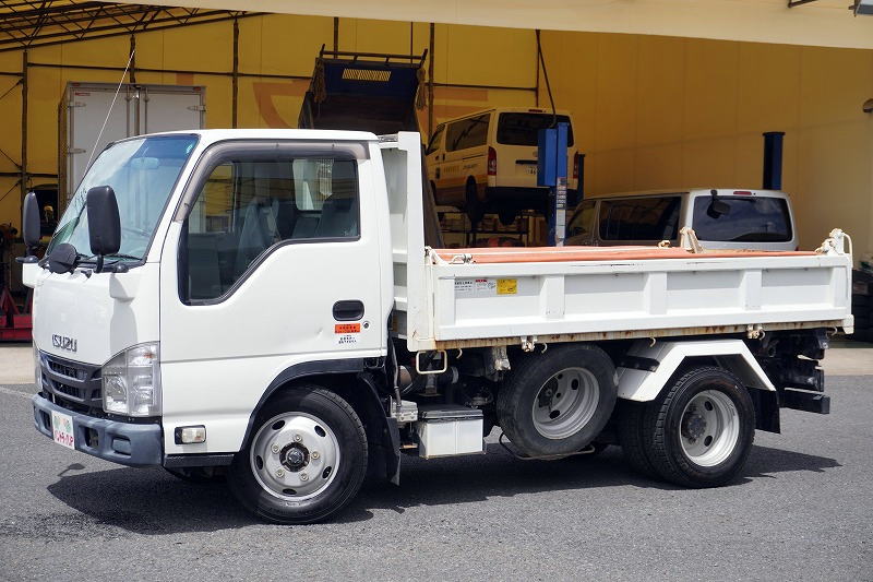 エルフ　強化　三転ダンプ　新明和製　積載３０００ｋｇ　三方開　手動コボレーン　運転席側アオリ油圧開閉式　リアダンプピン　鳥居アングル補強　左電格ミラー　ＥＴＣ　ＡＴ車！フロント画像