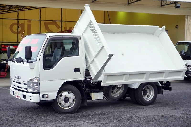 エルフ　強化　三転ダンプ　新明和製　積載２０００ｋｇ　三方開　運転席側アオリ油圧開閉式　リアダンプピン　鳥居アングル補強　左電格ミラー　坂道発進補助　ＥＴＣ　６速ＭＴ！フロント画像