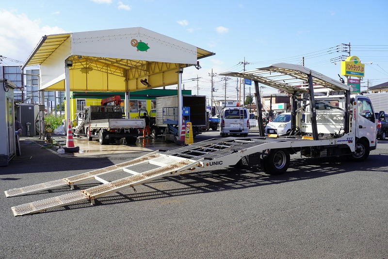 デュトロ　「ワイド超ロング」　キャリアカー　２台積　古河ユニック製　積載３４００ｋｇ　ウインチ　ラジコン　油圧リアゲート　バックカメラ　ＥＴＣ　社外ナビ　フルセグＴＶ　左電格ミラー　坂道発進補助　電動パーキングブレーキ　フォグランプ　衝突軽減ブレーキ　車線逸脱警報　６速ＭＴ！フロント画像