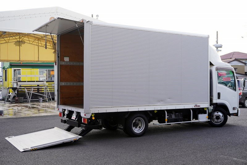 エルフ　「ワイドロング」　アルミバン　積載１５００ｋｇ　跳ね上げ式　パワーゲート　高箱　ラッシング２段　ラジコン　導風板　バックカメラ　ＥＴＣ　左電格ミラー　坂道発進補助　フォグランプ　日本フルハーフ製　５速ＭＴ！準中型（５トン限定）免許対応！希少車！！　車検「Ｒ８年１月まで！」フロント画像