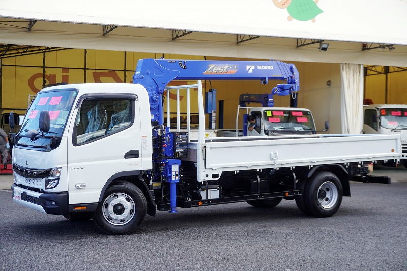 （未使用）　キャンター　「ワイド超ロング」　４段クレーン　積載３３００ｋｇ　タダノ製　ラジコン　フックイン　２．９３ｔ吊　バックカメラ　左電格ミラー　ＬＥＤヘッドライト＆フォグランプ　スマートキー　衝突軽減ブレーキ　車線逸脱警報　５速ＭＴ！　車検「Ｒ９年６月まで！」フロント画像