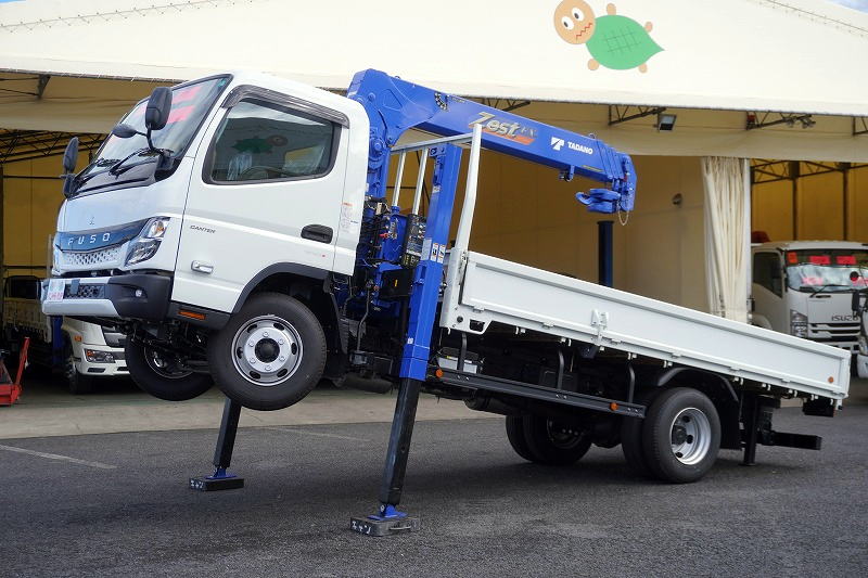 （未使用）　キャンター　「ワイド超ロング」　４段セルフクレーン　積載３２５０ｋｇ　タダノ製　ラジコン　フックイン　２．６３ｔ吊　左電格ミラー　ＬＥＤヘッドライト＆フォグランプ　スマートキー　衝突軽減ブレーキ　車線逸脱警報　５速ＭＴ！　車検「Ｒ８年１０月まで！」フロント画像