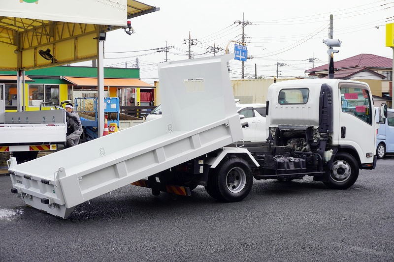 エルフ　「ワイド」　強化　ローダーダンプ　新明和製　一方開　積載３７５０ｋｇ　スライド用ラジコン　ＥＴＣ　ダンプピン　壁面フック３対　ＡＴ車！フロント画像