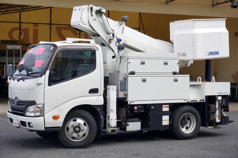 デュトロ　高所作業車　アイチ製（ＳＨ１１Ａ）　最大地上高１１ｍ　ＦＲＰバケット　バケット積載荷重２００ｋｇ　積載４００ｋｇ　工具入れ　ジョイスティックタイプ　ユニットアワーメーター：１５３０ｈ　サブバッテリー　ブーム自動格納　ジャッキ自動張出　左電格ミラー　坂道発進補助　ＥＴＣ　フォグランプ　電動パーキングブレーキ　電気工事仕様！５速ＭＴ！フロント画像