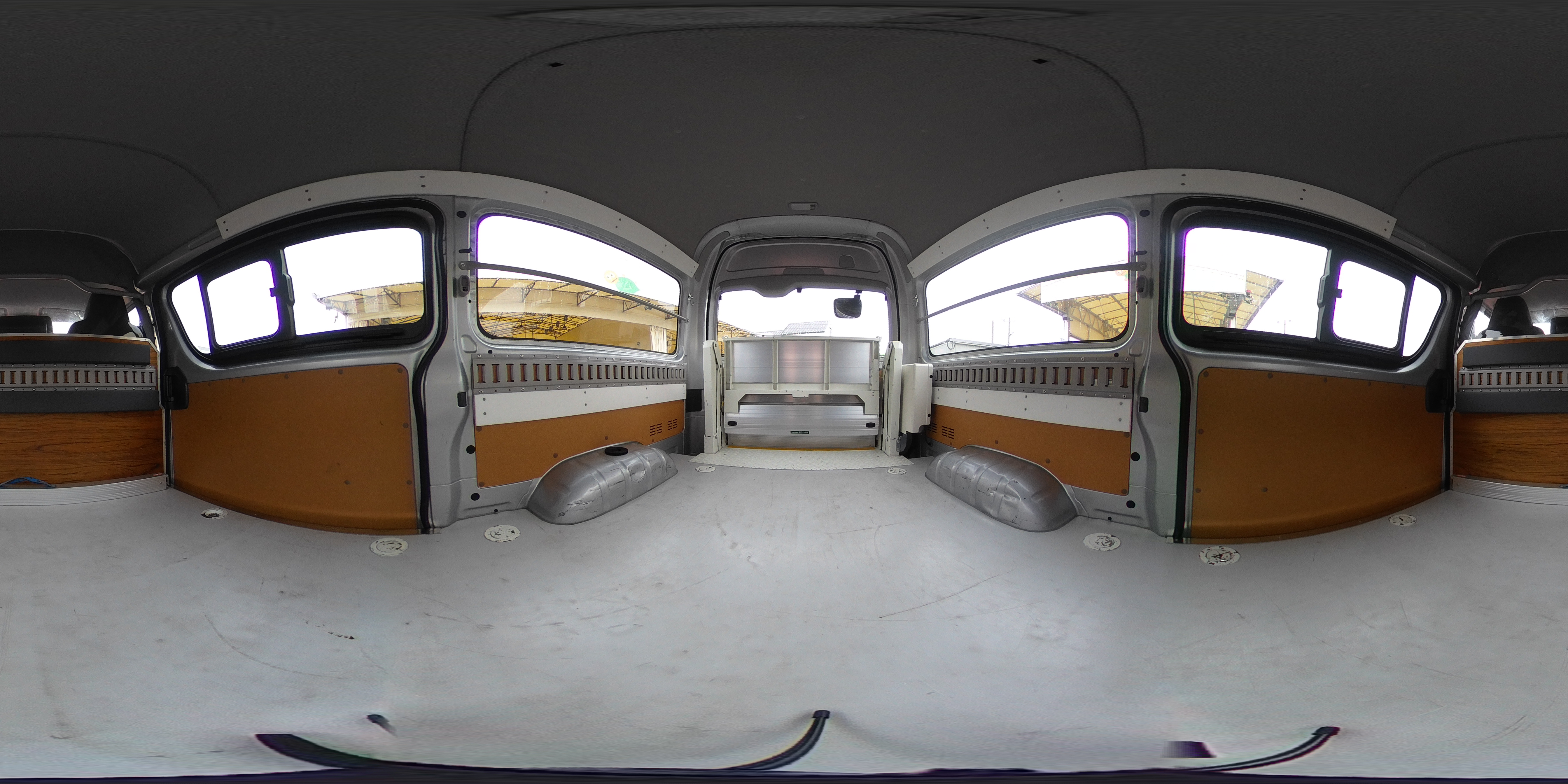 ハイエース　ロング　ＤＸ　５ドア　「ハイルーフ」　ガソリン車　３人乗り　和光工業製パワーゲート　ラッシング１段　荷室加工有り　荷台板張り　床フック４対　クリアランスソナー　バックカメラ　ＥＴＣ　社外ナビ　セパレーターカーテン　低走行！ＡＴ車！　車検「Ｒ８年６月まで！」2