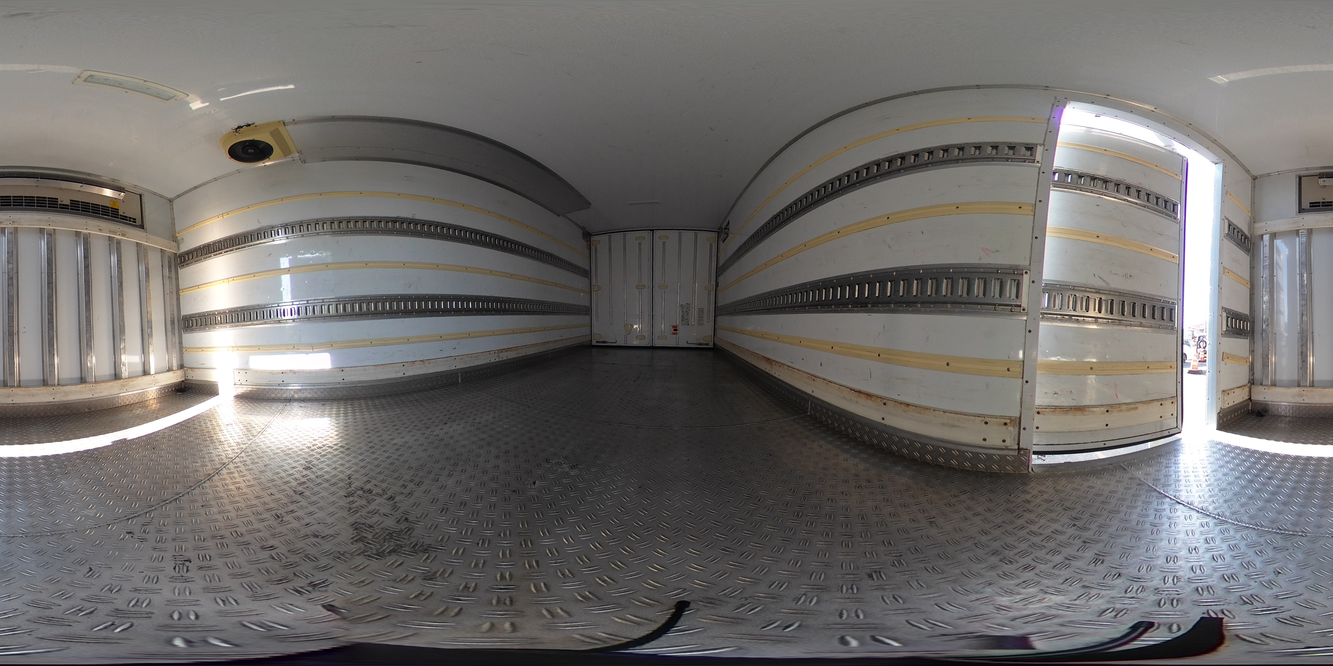 デュトロ　「ワイドロング」　冷蔵冷凍車　積載２９５０ｋｇ　格納パワーゲート　サイドドア　－３０度設定　荷台シマ板張り　送風機　ラッシング２段　左電格ミラー　ＬＥＤヘッドライト　フォグランプ　バックカメラ　ＥＴＣ　坂道発進補助　クリアランスソナー　衝突軽減ブレーキ　車線逸脱警報　電動パーキングブレーキ　東プレ製　６速ＭＴ！　車検「Ｒ８年７月まで！」2