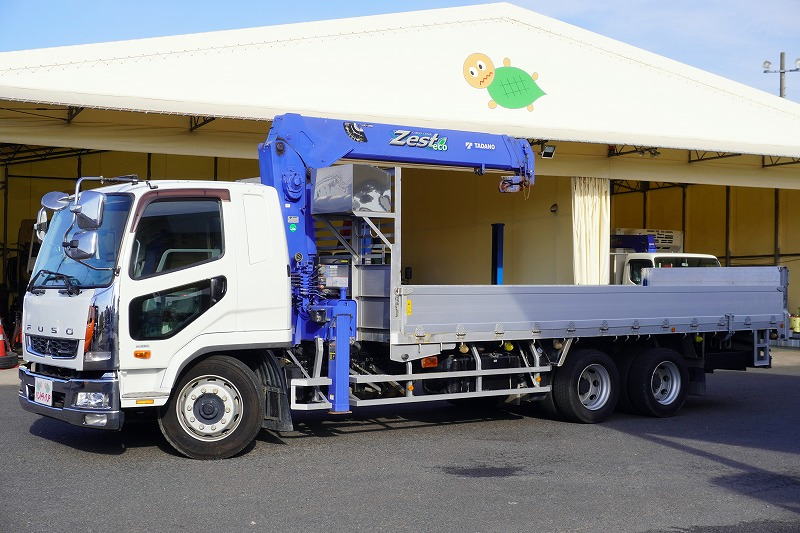 ファイター 大型 3軸 2デフ リーフサス 「ベッド付き」 3段クレーン 積載10400kg タダノ製 ラジコン フックイン 2.93t吊 アルミブロック 三方開 6.1m長 セイコーラック 網工具入れ 鳥居左右工具箱&下部鉄板張り 荷台鉄板張り 坂道発進補助 メッキパーツ 6速MT!総重量20トン未満!フロント画像