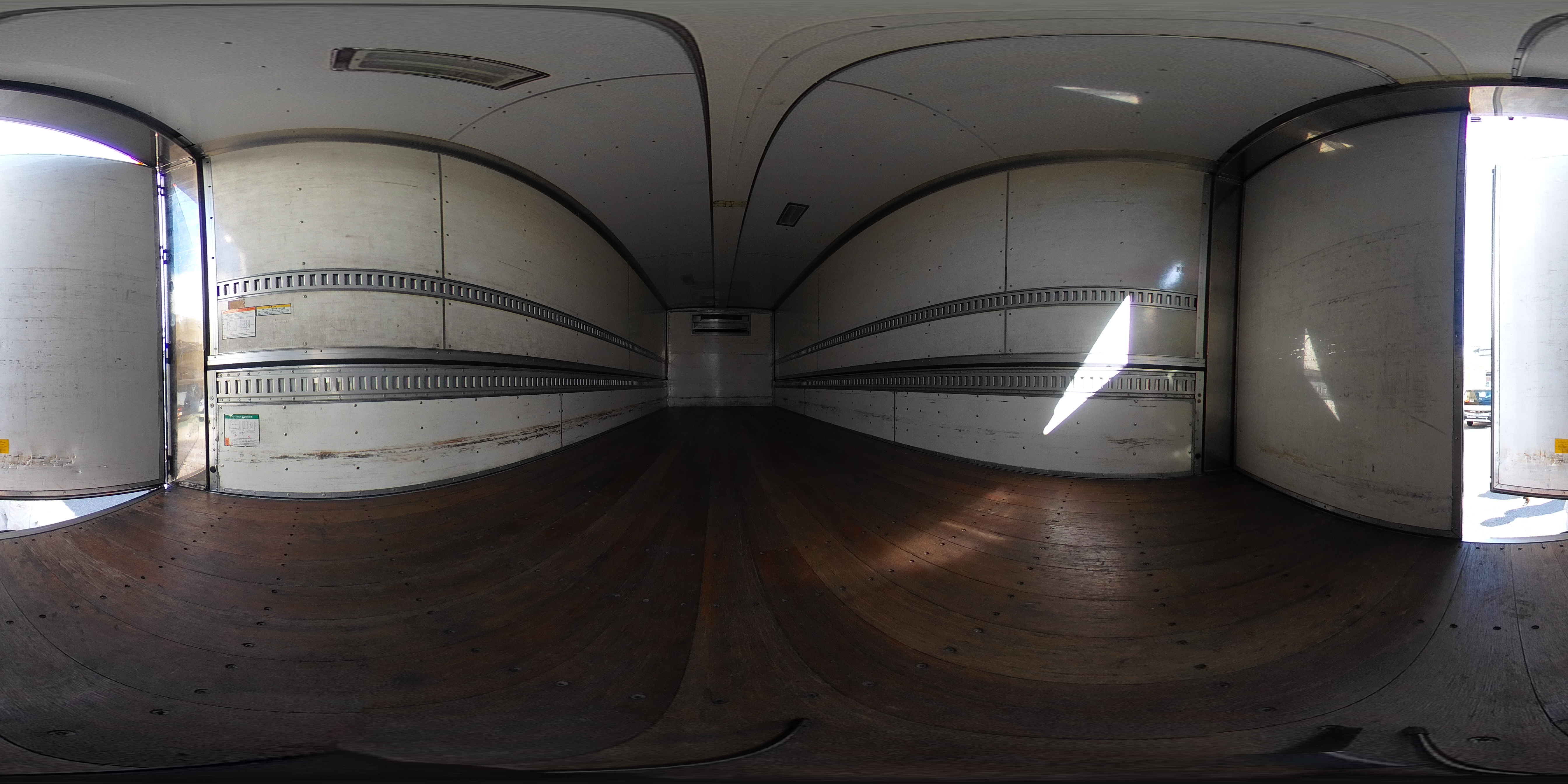 フォワード　４トン　「ワイド　ベッド付き」　冷蔵ウイング　積載２１００ｋｇ　リアエアサス　６．２ｍ長　スタンバイ装置　ラッシング２段　セイコーラック　バックカメラ　ＥＴＣ　坂道発進補助　ＨＩＤヘッドライト　菱重製　６速ＭＴ！2