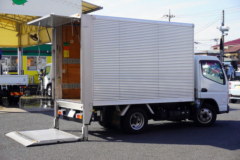 キャンター　「標準幅　セミロング」　アルミバン　積載２０００ｋｇ　サイドドア　跳ね上げ式　垂直パワーゲート　ラッシング２段　バックカメラ　左電格ミラー　北村製　５速ＭＴ！　車検「Ｒ８年４月まで！」フロント画像