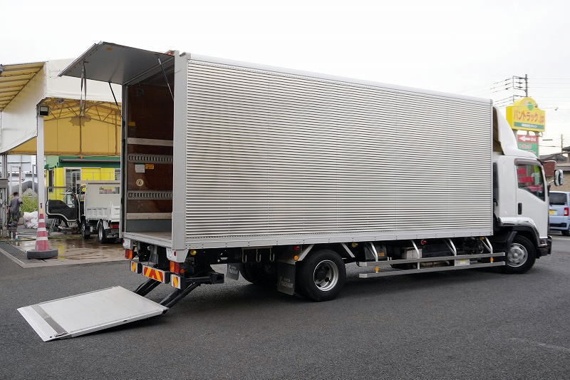 フォワード　４トン　「標準幅　ベッド付き」　アルミバン　積載２８５０ｋｇ　リーフサス　６．２ｍ長　跳ね上げ式　パワーゲート　ラッシング２段　導風板　バックカメラ　ＥＴＣ　坂道発進補助　ＨＩＤヘッドライト　メッキパーツ　日本フルハーフ製　６速ＭＴ！フロント画像