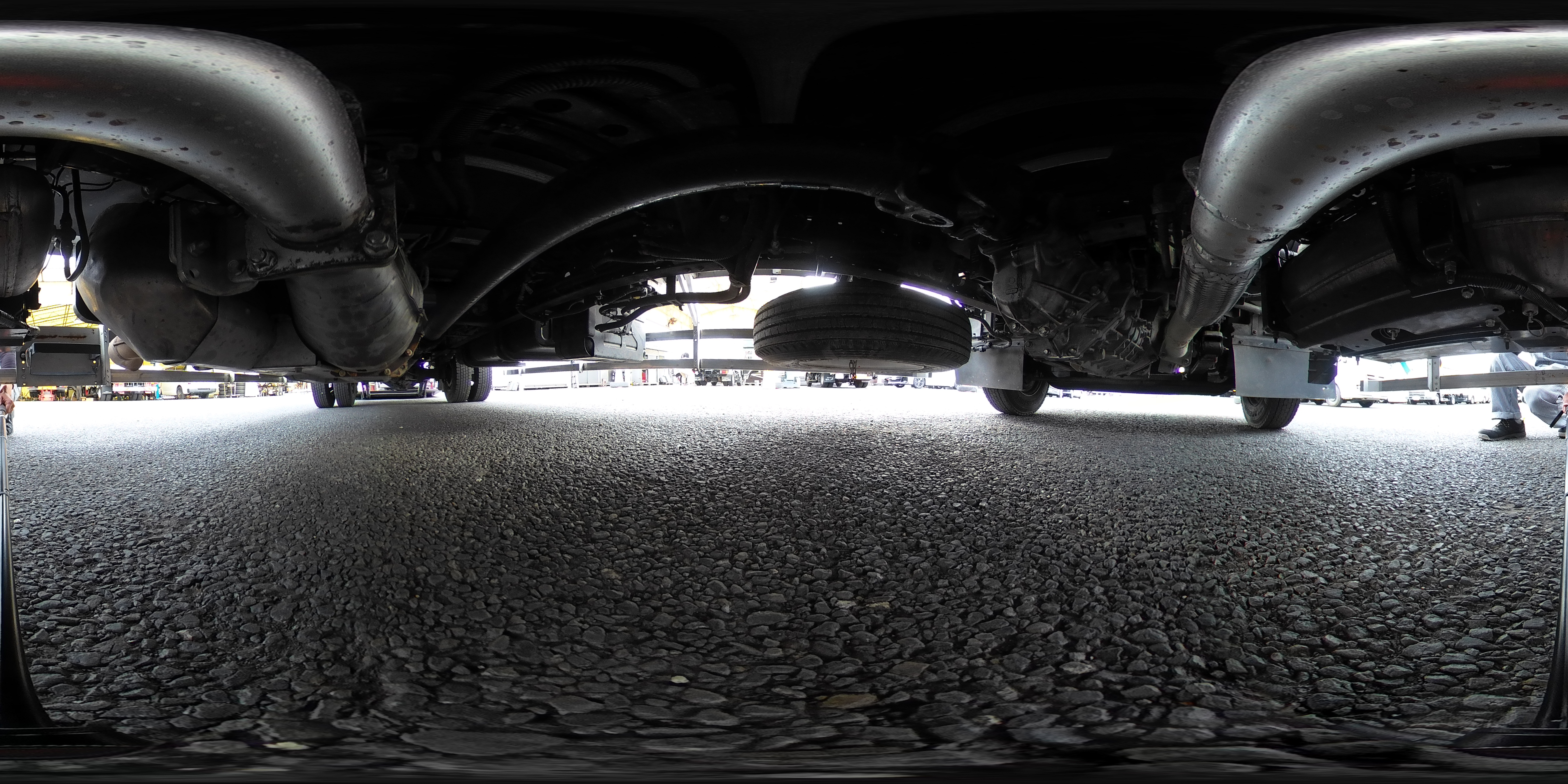 フォワード　４トン　「標準幅　ベッド付き」　アルミバン　積載２８５０ｋｇ　リーフサス　６．２ｍ長　跳ね上げ式　パワーゲート　ラッシング２段　導風板　バックカメラ　ＥＴＣ　坂道発進補助　ＨＩＤヘッドライト　メッキパーツ　日本フルハーフ製　６速ＭＴ！0