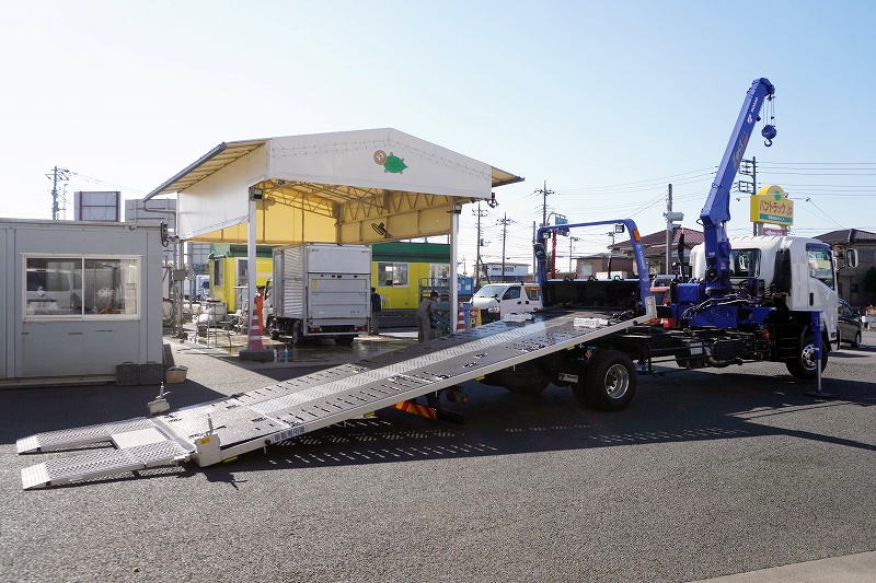 フォワード　増トン　「標準幅　ベッド付き」　３段クレーン　セーフティローダー　ウインチ付き　車載専用　積載４１００ｋｇ　タダノ製　アオリ無し　２．９３ｔ吊　ラジコン　フックイン　６．３ｍ長　荷台シマ板張り　床フック　社外ナビ　ＴＶ　バックカメラ　アルミホイール　ＡＴ車　高年式！低走行！中型免許対応！希少車！！フロント画像