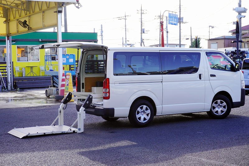ハイエース　ロング　ＤＸ　５ドア　ガソリン車　３人乗り　トヨタ車体製パワーゲート　社外ナビ　バックカメラ　ＥＴＣ　キーレス　ＡＣ１００Ｖ　衝突軽減ブレーキ　車線逸脱警報　ワンオーナー！ＡＴ車！フロント画像