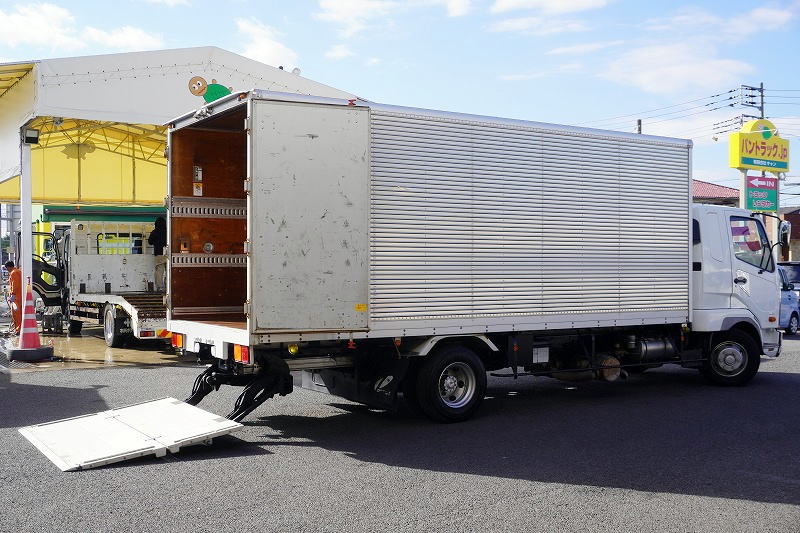 ファイター　４トン　「標準幅　ベッド付き　ショート」　アルミバン　積載３１００ｋｇ　サイドドア　リーフサス　格納パワーゲート　ラッシング２段　壁面フック　社外ナビ　バックカメラ　ＥＴＣ　坂道発進補助　ＨＩＤヘッドライト　メッキパーツ　パブコ製　６速ＭＴ！フロント画像