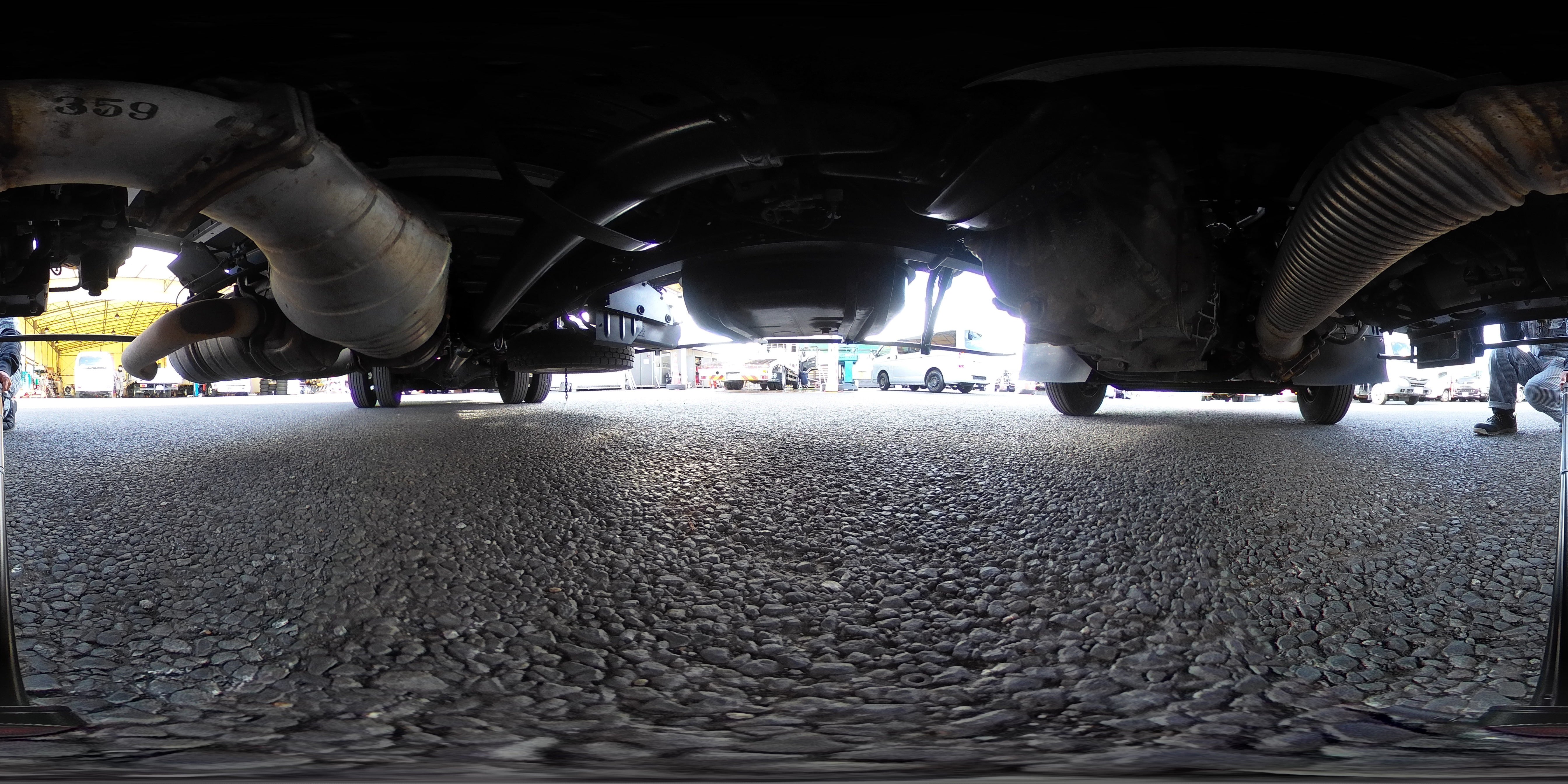 ファイター　４トン　「標準幅　ベッド付き　ショート」　アルミバン　積載３１００ｋｇ　サイドドア　リーフサス　格納パワーゲート　ラッシング２段　壁面フック　社外ナビ　バックカメラ　ＥＴＣ　坂道発進補助　ＨＩＤヘッドライト　メッキパーツ　パブコ製　６速ＭＴ！1