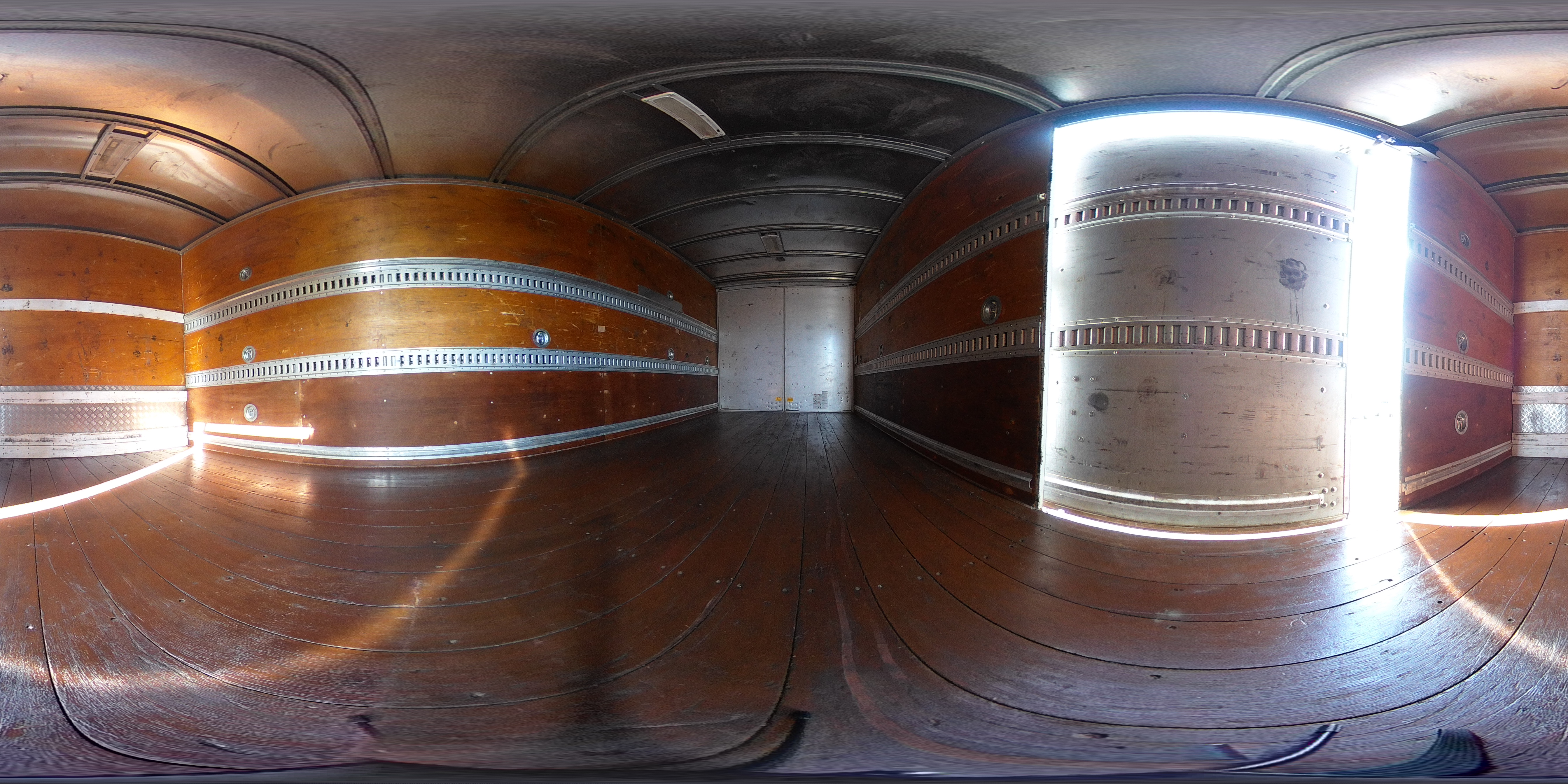 ファイター　４トン　「標準幅　ベッド付き　ショート」　アルミバン　積載３１００ｋｇ　サイドドア　リーフサス　格納パワーゲート　ラッシング２段　壁面フック　社外ナビ　バックカメラ　ＥＴＣ　坂道発進補助　ＨＩＤヘッドライト　メッキパーツ　パブコ製　６速ＭＴ！2