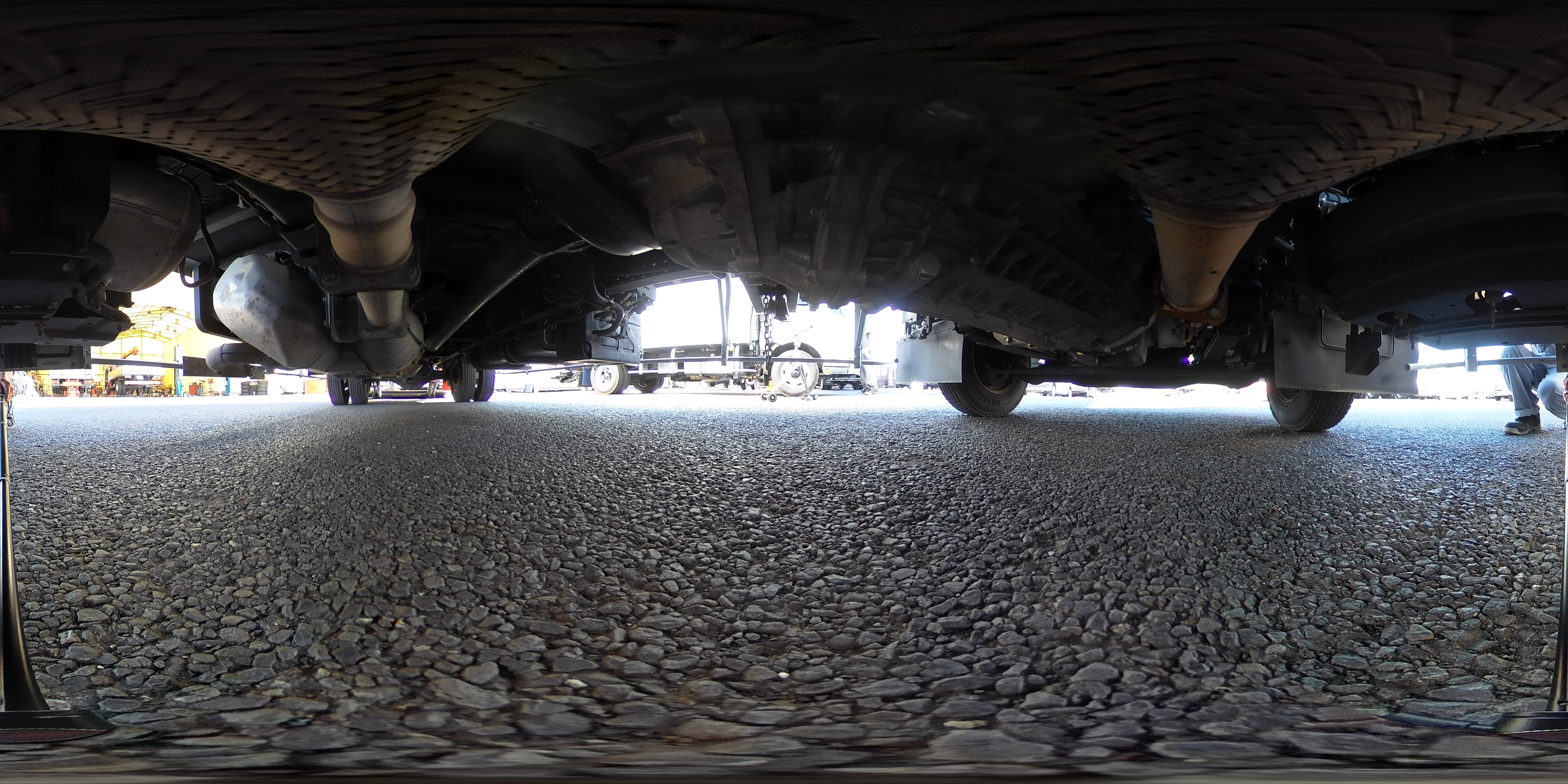 フォワード　４トン　「ワイド　ベッドレス」　アルミバン　積載３０００ｋｇ　リーフサス　６．２ｍ長　跳ね上げ式　パワーゲート　ラジコン　ラッシング２段　バックカメラ　ＥＴＣ２．０　坂道発進補助　ＨＩＤヘッドライト　日本フルハーフ製　６速ＭＴ！1