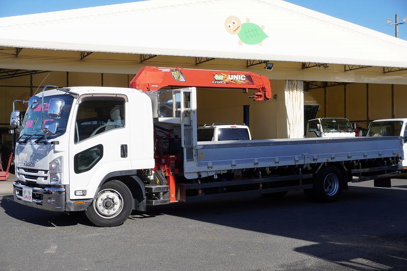 フォワード 増トン 「ワイド ベッド付き」 5段クレーン 積載6700kg 古河ユニック製 6.5m長 アルミブロック ラジコン フックイン 2.93t吊 差し違いアウトリガー 荷台シマ板張り 網工具入れ セイコーラック 鳥居ラダー&左右工具箱&下部シマ板張り 床フック 落とし込みフック18対 ステンレス2段サイドバンパー 美川ボディー 坂道発進補助 メッキパーツ ETC2.0 6速MT! 車検「R8年6月まで!」フロント画像