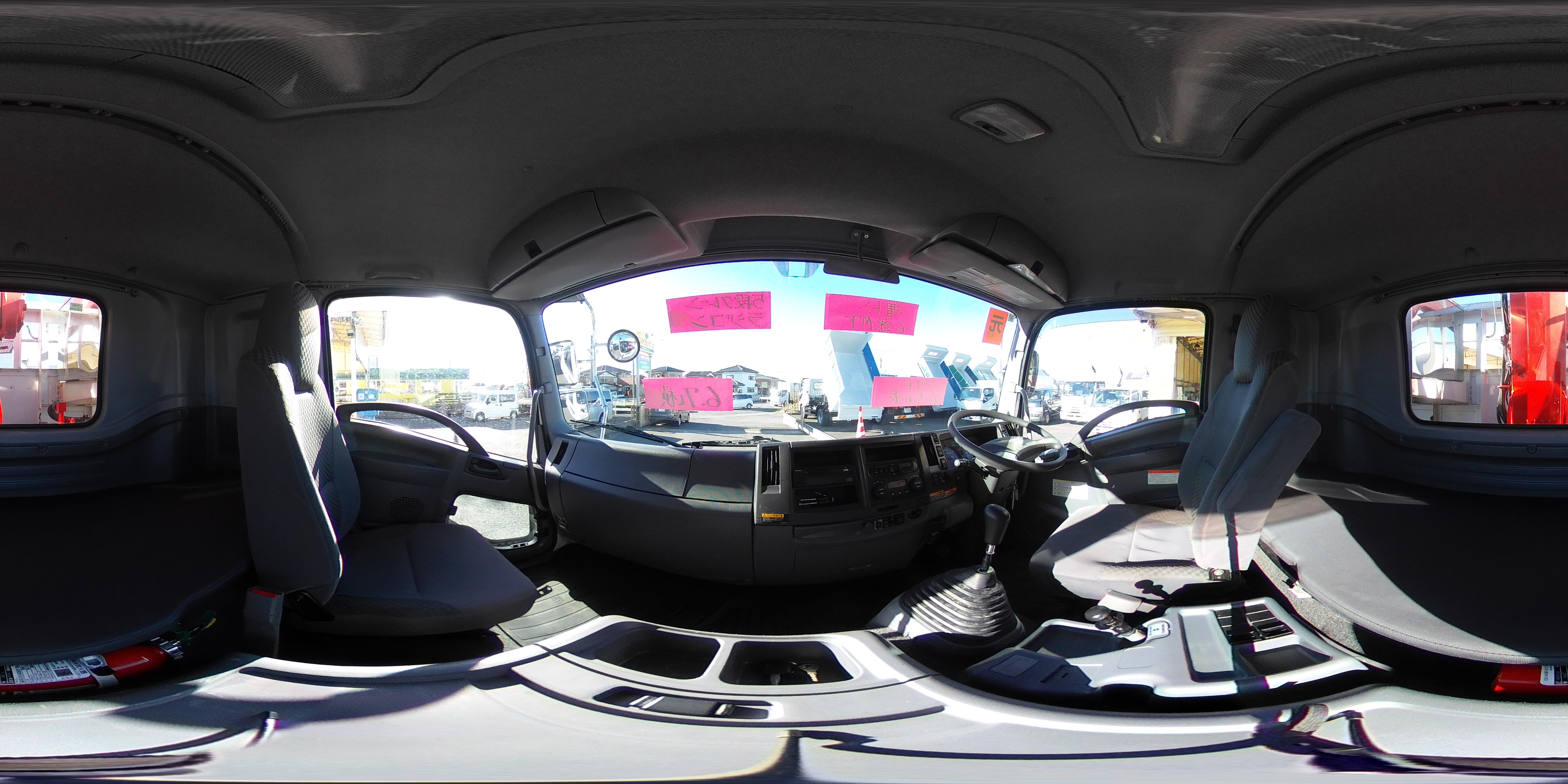 フォワード　増トン　「ワイド　ベッド付き」　５段クレーン　積載６７００ｋｇ　古河ユニック製　６．５ｍ長　アルミブロック　ラジコン　フックイン　２．９３ｔ吊　差し違いアウトリガー　荷台シマ板張り　網工具入れ　セイコーラック　鳥居ラダー＆左右工具箱＆下部シマ板張り　床フック　落とし込みフック１８対　ステンレス２段サイドバンパー　美川ボディー　坂道発進補助　メッキパーツ　ＥＴＣ２．０　６速ＭＴ！　車検「Ｒ８年６月まで！」0