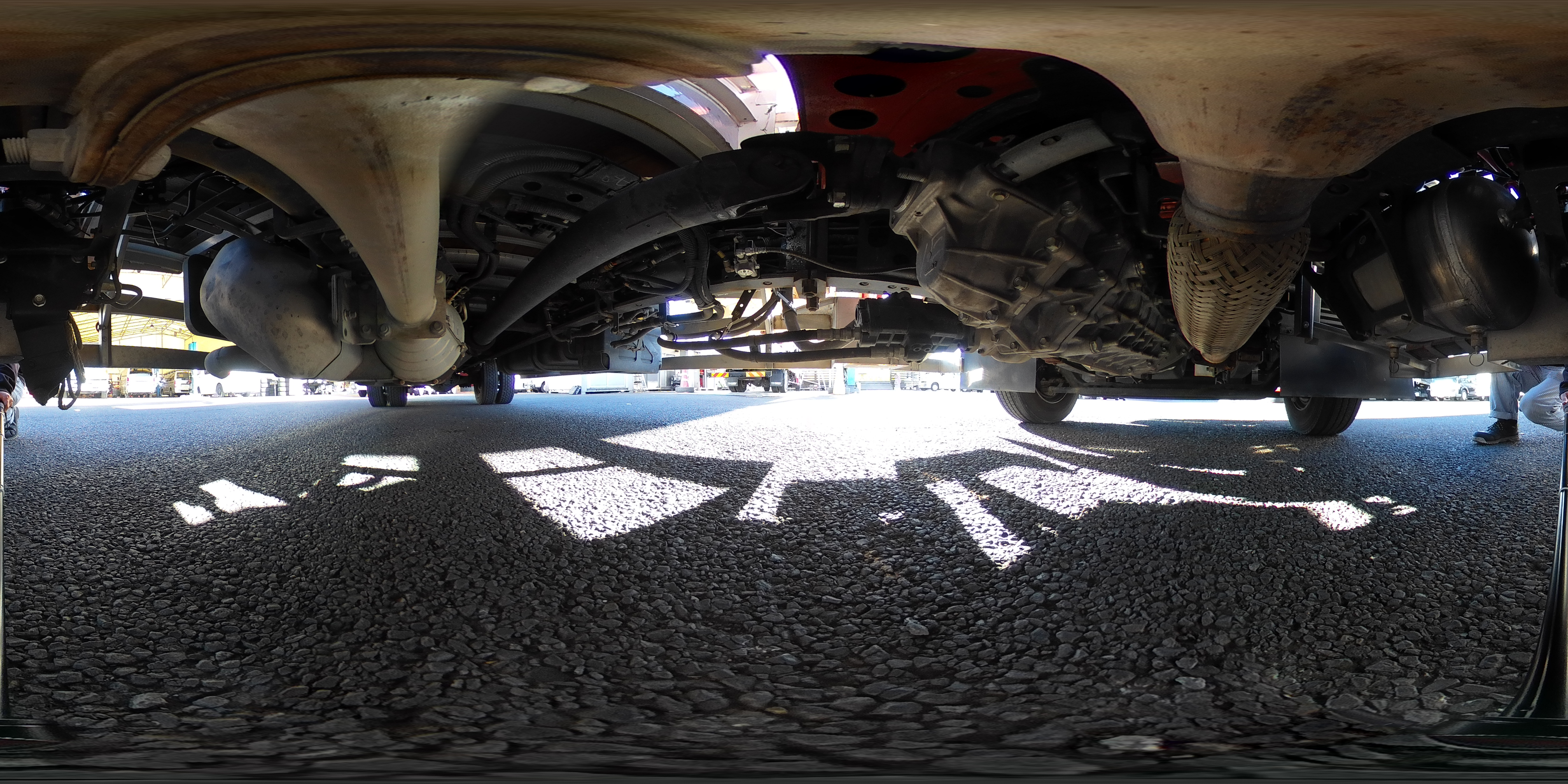 フォワード　増トン　「ワイド　ベッド付き」　５段クレーン　積載６７００ｋｇ　古河ユニック製　６．５ｍ長　アルミブロック　ラジコン　フックイン　２．９３ｔ吊　差し違いアウトリガー　荷台シマ板張り　網工具入れ　セイコーラック　鳥居ラダー＆左右工具箱＆下部シマ板張り　床フック　落とし込みフック１８対　ステンレス２段サイドバンパー　美川ボディー　坂道発進補助　メッキパーツ　ＥＴＣ２．０　６速ＭＴ！　車検「Ｒ８年６月まで！」1