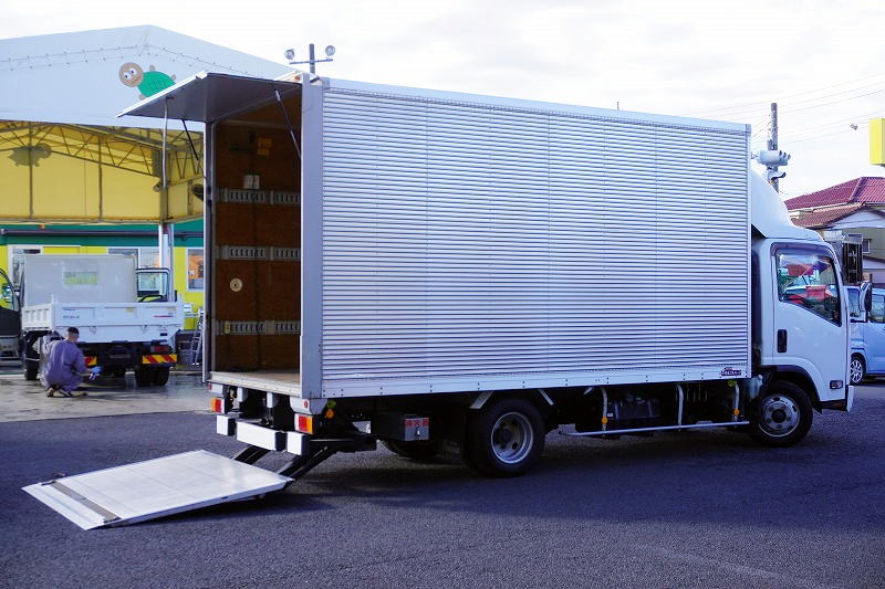 エルフ　「ワイドロング」　アルミバン　積載２０００ｋｇ　サイドドア　手動跳ね上げ式パワーゲート　ラッシング３段　導風板　左電格ミラー　坂道発進補助　バックカメラ　社外ナビ　ＥＴＣ　フォグランプ　日本フルハーフ製　６速ＭＴ！　車検「Ｒ８年７月まで！」フロント画像