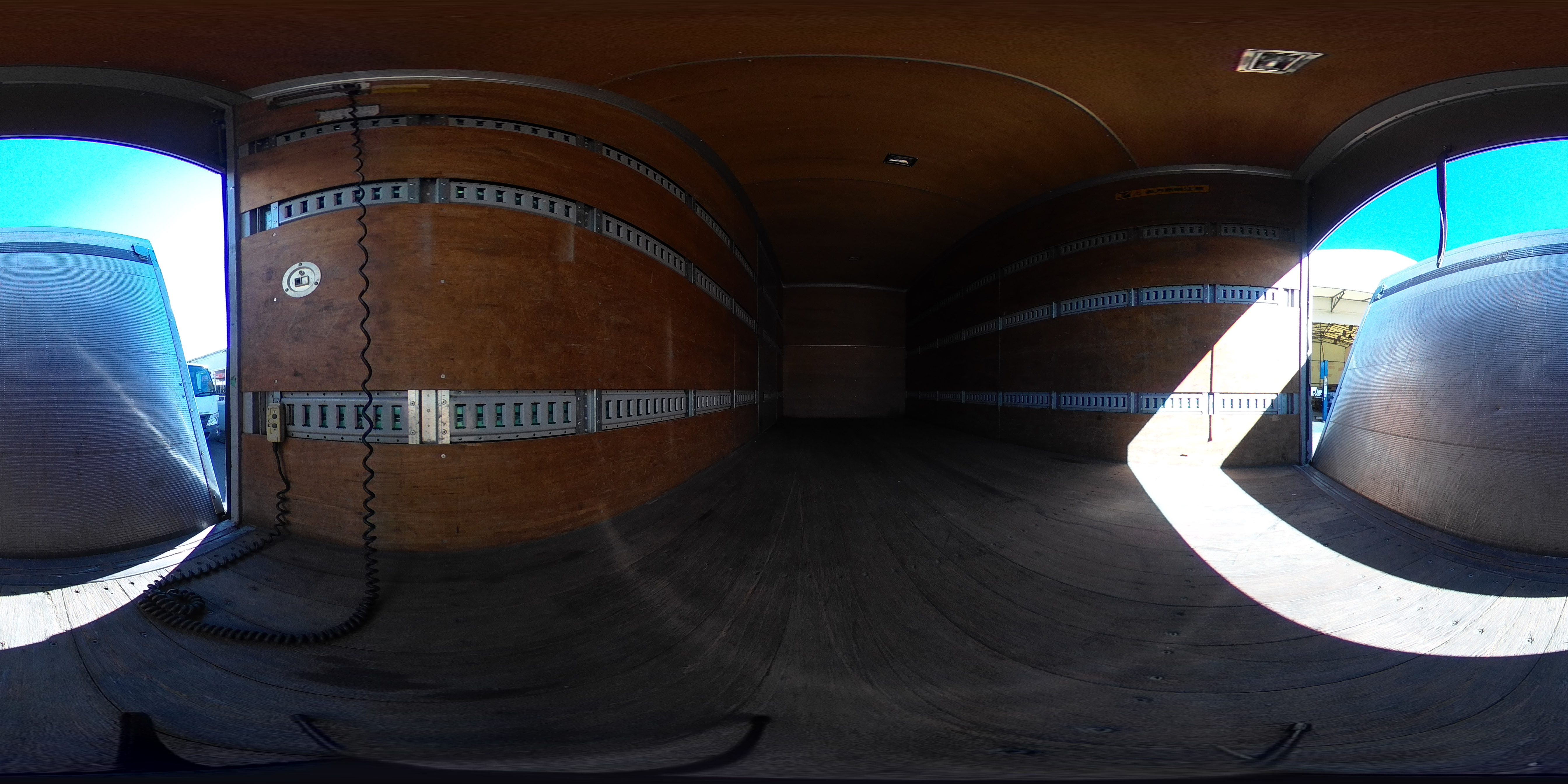 エルフ　「ワイドロング」　アルミバン　積載２０００ｋｇ　サイドドア　手動跳ね上げ式パワーゲート　ラッシング３段　導風板　左電格ミラー　坂道発進補助　バックカメラ　社外ナビ　ＥＴＣ　フォグランプ　日本フルハーフ製　６速ＭＴ！　車検「Ｒ８年７月まで！」2