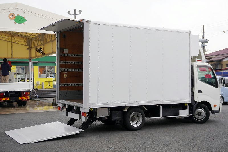 デュトロ 「ワイド セミロング」 パネルバン 積載2000kg サイドドア 跳ね上げ式パワーゲート ラッシング4段 導風板 箱内前方上部スペース付き バックカメラ ETC フォグランプ 日本フルハーフ製 5速MT!希少車!!フロント画像