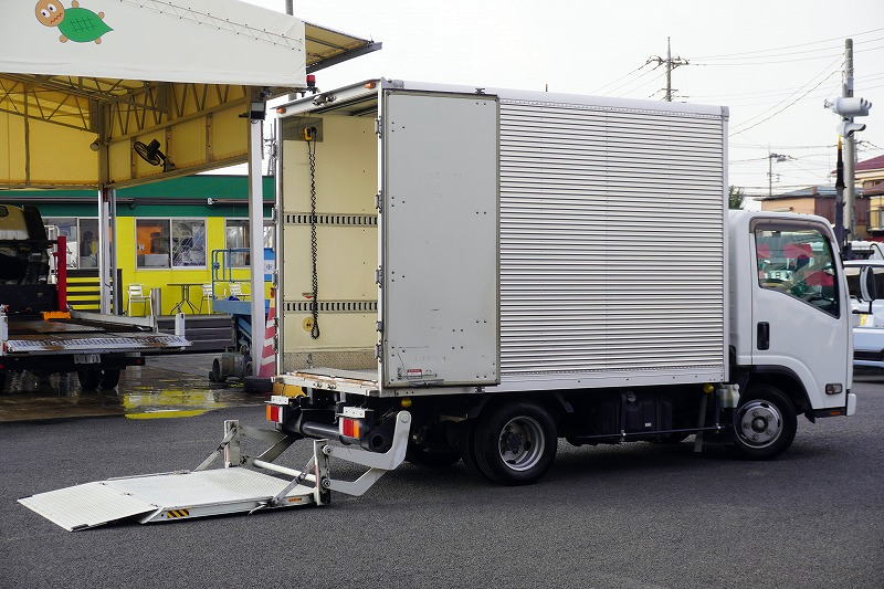 エルフ　１０尺　アルミバン　積載１９５０ｋｇ　リア観音扉　アーム式大型パワーゲート　ラッシング２段　荷台シマ板張り　左電格ミラー　坂道発進補助　バックカメラ　社外ナビ　フルセグＴＶ　ＥＴＣ２．０　キーレス　フォグランプ　日本フルハーフ製　５速ＭＴ！準中型（５トン限定）免許対応！希少車！！フロント画像