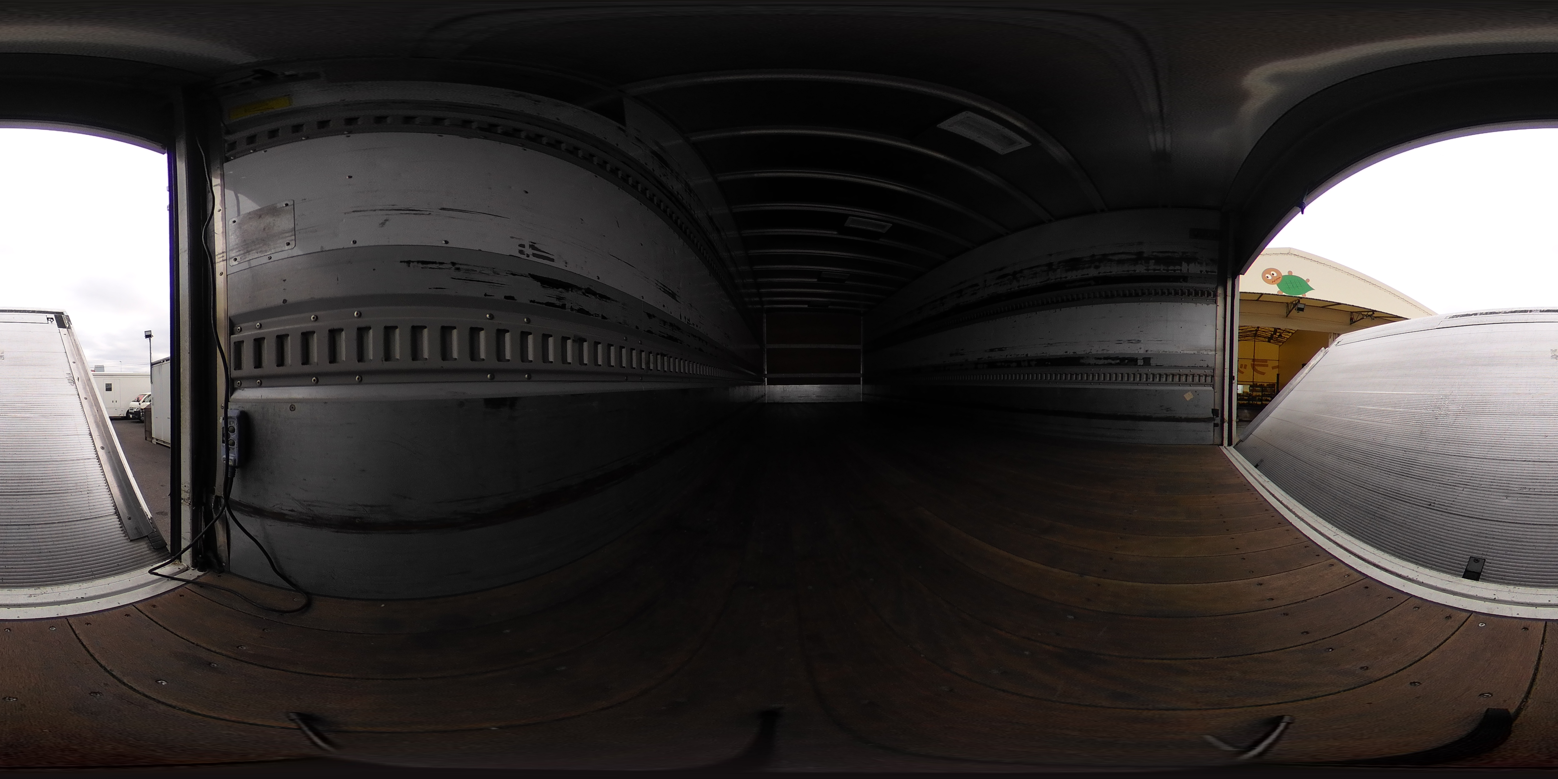 フォワード　４トン　「ワイド　ベッド付き」　アルミバン　積載２４５０ｋｇ　リーフサス　６．３ｍ長　跳ね上げ式　パワーゲート　ラッシング２段　バックカメラ　ＥＴＣ２．０　ＨＩＤヘッドライト　メッキパーツ　アルミホイール　ステンレスサイドバンパー　北村製　ＡＴ車！2