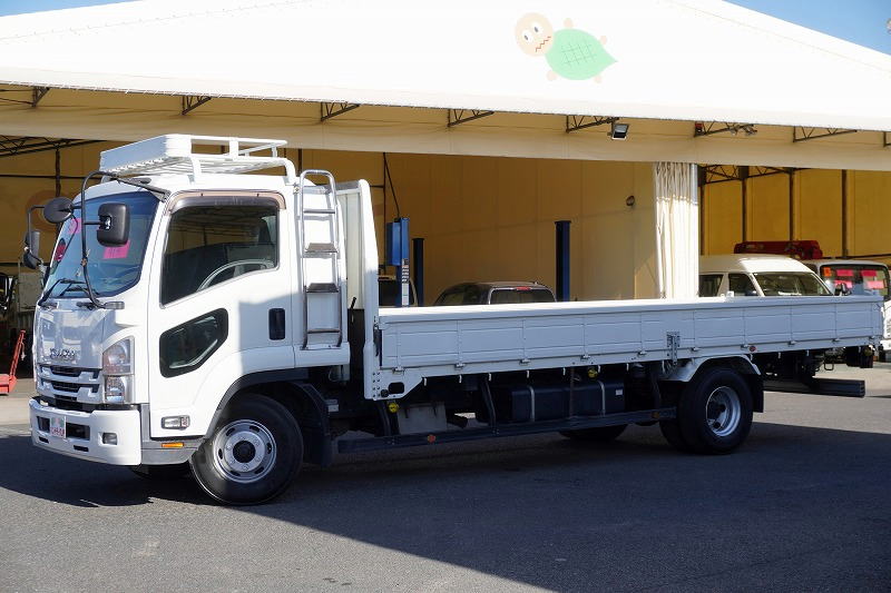 フォワード　４トン　「標準幅　ベッド付き」　平ボディー　積載４０００ｋｇ　リーフサス　６．２ｍ長　鳥居鉄板張り＆フック付　セイコーラック　スタンション穴　ルーフキャリア　キャブラダー　床フック５対　坂道発進補助　オートエアコン　ＰＴＯ付き　バックカメラ　ポータブルナビ　ワンセグＴＶ　６速ＭＴ！フロント画像