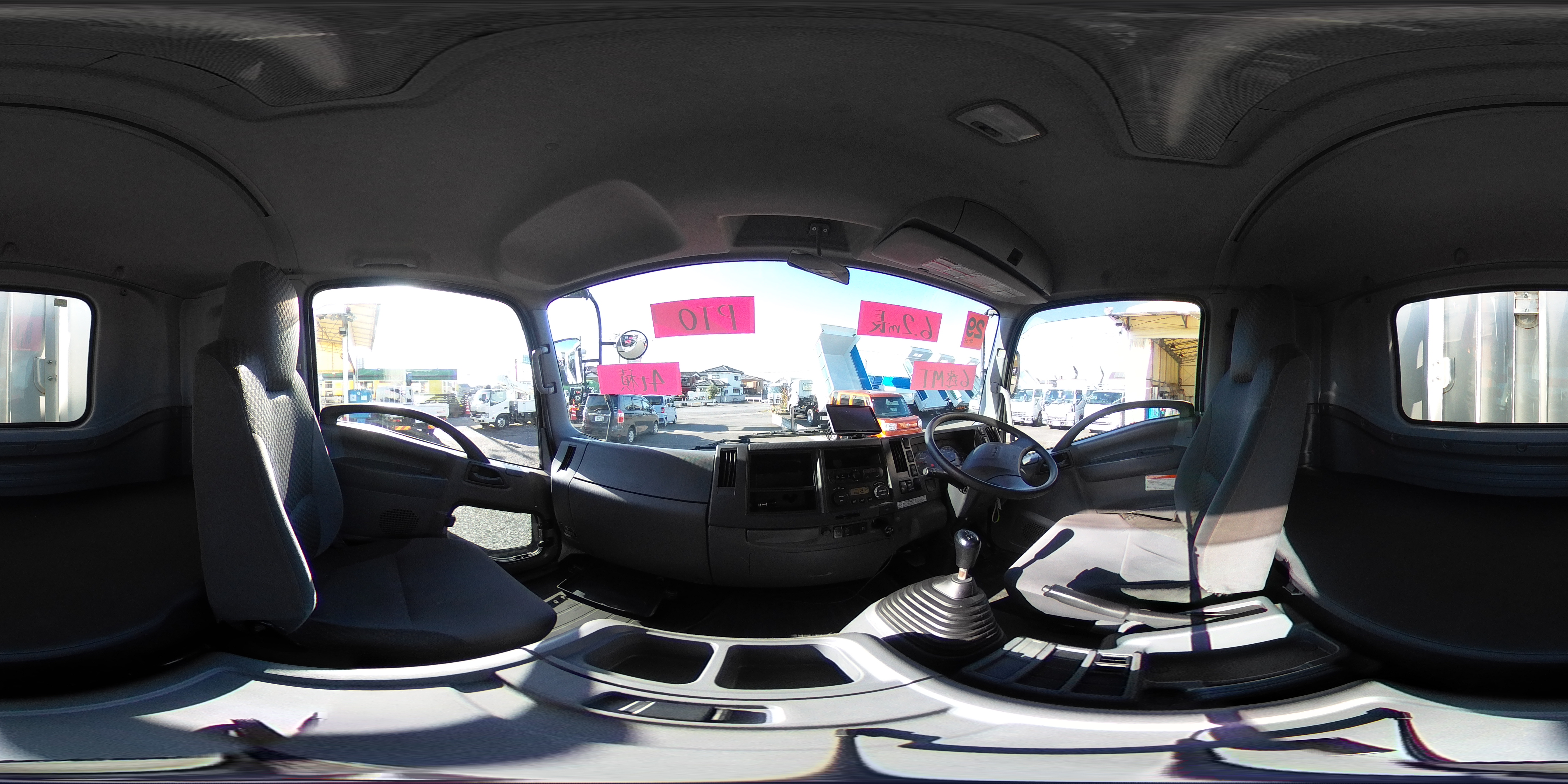 フォワード　４トン　「標準幅　ベッド付き」　平ボディー　積載４０００ｋｇ　リーフサス　６．２ｍ長　鳥居鉄板張り＆フック付　セイコーラック　スタンション穴　ルーフキャリア　キャブラダー　床フック５対　坂道発進補助　オートエアコン　ＰＴＯ付き　バックカメラ　ポータブルナビ　ワンセグＴＶ　６速ＭＴ！1