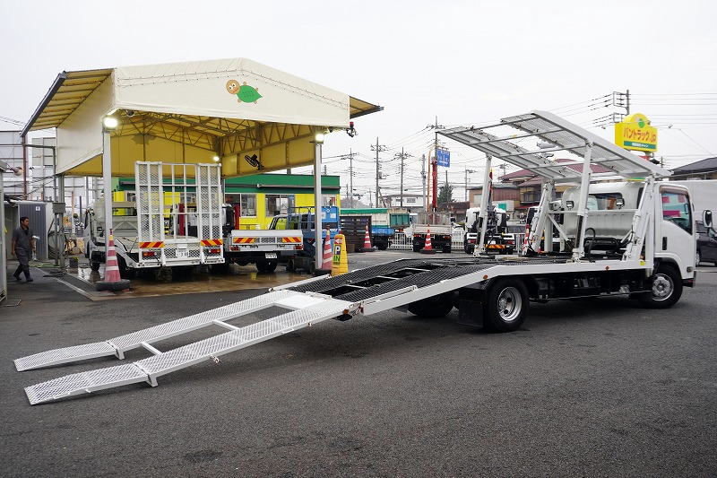 エルフ　「ワイド超ロング」　キャリアカー　２台積　花見台製　積載３６５０ｋｇ　ウインチ　油圧リアゲート　ラジコン　社外ナビ　ＥＴＣ　左電格ミラー　坂道発進補助　ＬＥＤヘッドライト　フォグランプ　メッキパーツ　ワンオーナー！６速ＭＴ！フロント画像