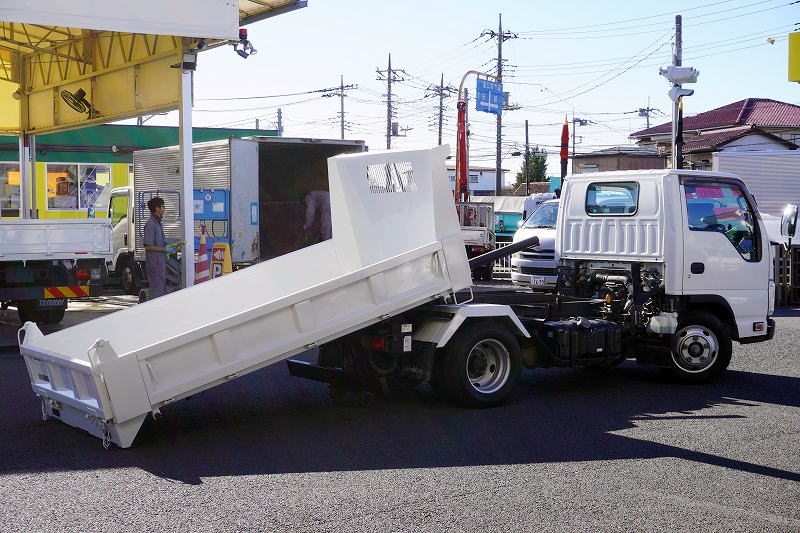 エルフ 「標準幅」 強化 ローダーダンプ 新明和製 三方開 積載3000kg スライド用ラジコン ダンプピン ETC 坂道発進補助 キーレス 6速MT!フロント画像