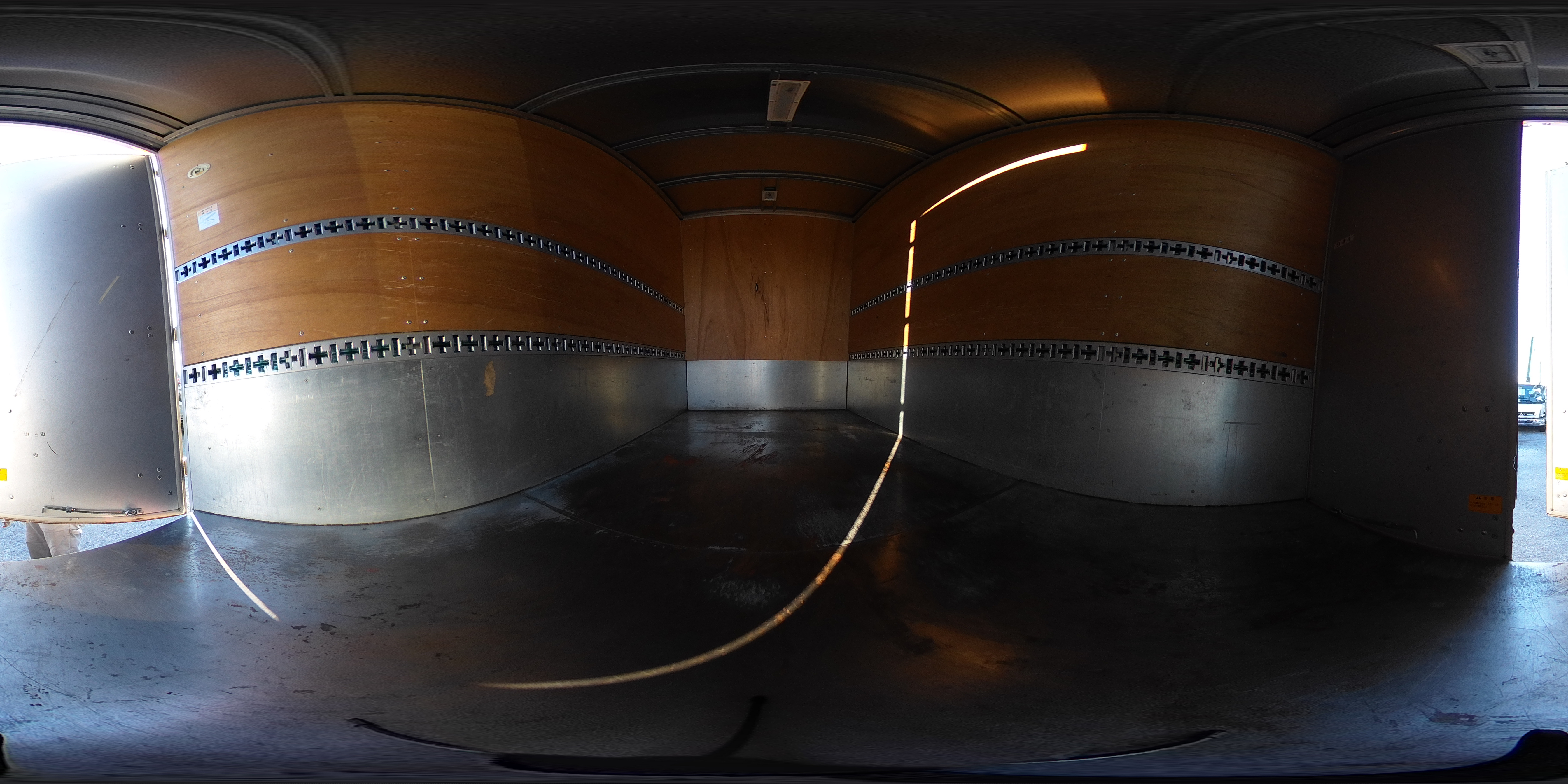 キャンター　１０尺　アルミバン　積載２０００ｋｇ　高箱　内高２．３ｍ　ラッシング２段　荷台鉄板張り　バックカメラ　ＥＴＣ２．０　フォグランプ　左電格ミラー　９０度ストッパー　衝突軽減ブレーキ　車線逸脱警報　パブコ製　５速ＭＴ！2