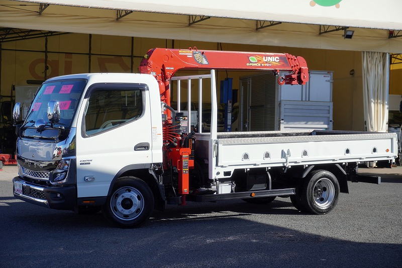 キャンター　「カスタム　ワイドロング」　４段クレーン　積載３８５０ｋｇ　古河ユニック製　ラジコン　フックイン　２．９３ｔ吊　セイコーラック　アオリプロテクター付き　ＬＥＤヘッドライト＆フォグランプ　左電格ミラー　オートエアコン　社外ナビ　ＥＴＣ２．０　メッキパーツ　スマートキー　衝突軽減ブレーキ　車線逸脱警報　低走行！ＡＴ車！フロント画像