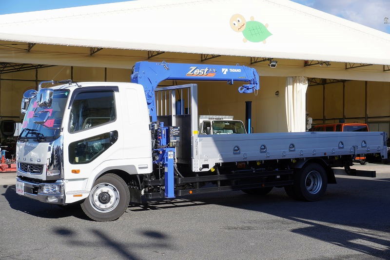 （未使用）　ファイター　増トン　「ワイド　ベッド付き」　４段クレーン　積載７５００ｋｇ　タダノ製　５．５ｍ長　アルミブロック　ラジコン　フックイン　２．９３ｔ吊　差し違いアウトリガー　坂道発進補助　床フック５対　ロープ穴５対　メッキパーツ　衝突軽減ブレーキ　車線逸脱警報　６速ＭＴ！　車検「Ｒ８年２月まで！」フロント画像