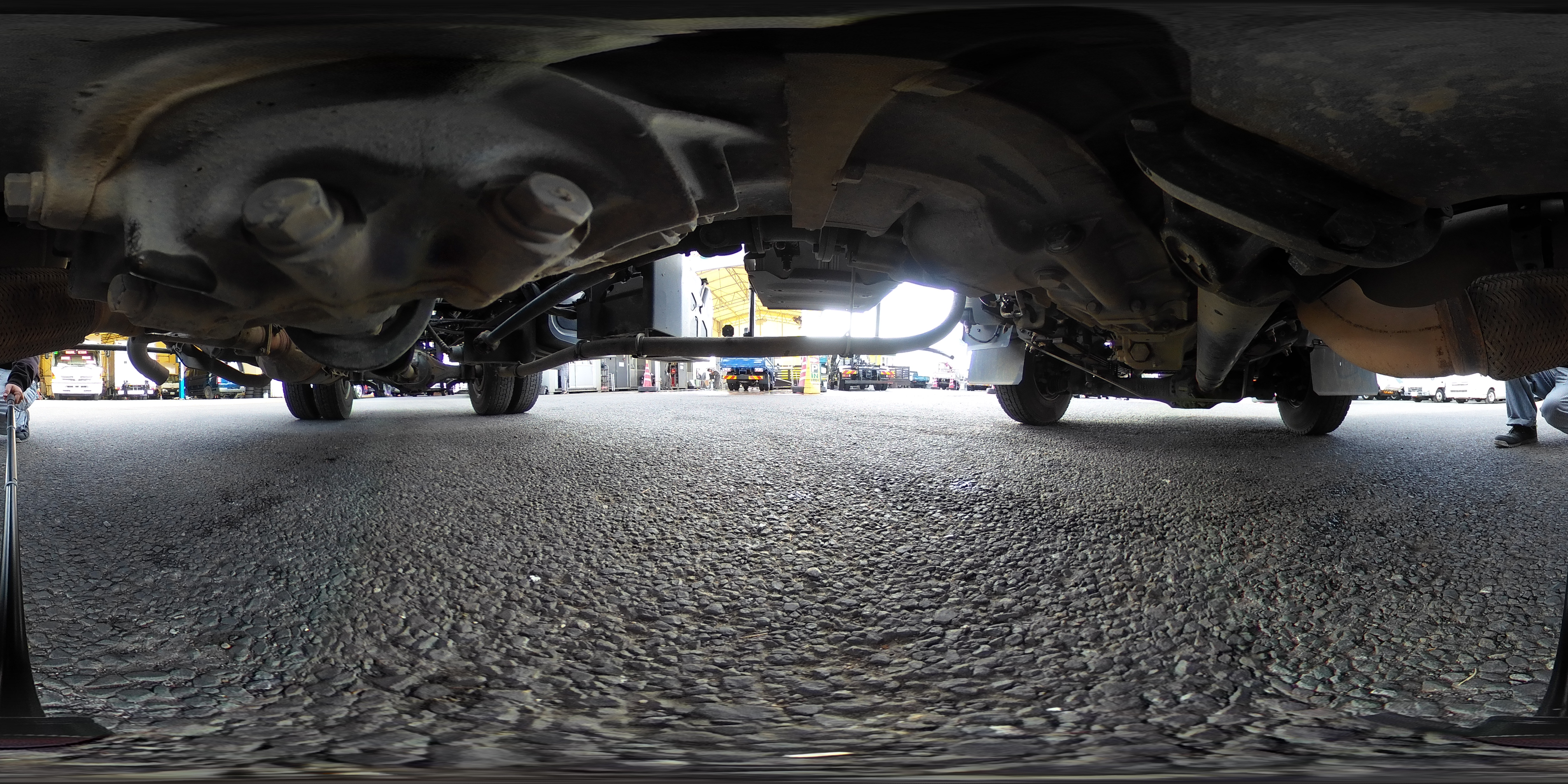 レンジャー　４トン　「４ＷＤ　ベッド付き」　アームロール　新明和製　積載３０５０ｋｇ　ツインシリンダー　キャブバックステップ　網工具入れ　左右キャブラダー　坂道発進補助　オートエアコン　ＬＥＤヘッドライト　フォグランプ　衝突軽減ブレーキ　車線逸脱警報　６速ＭＴ！1