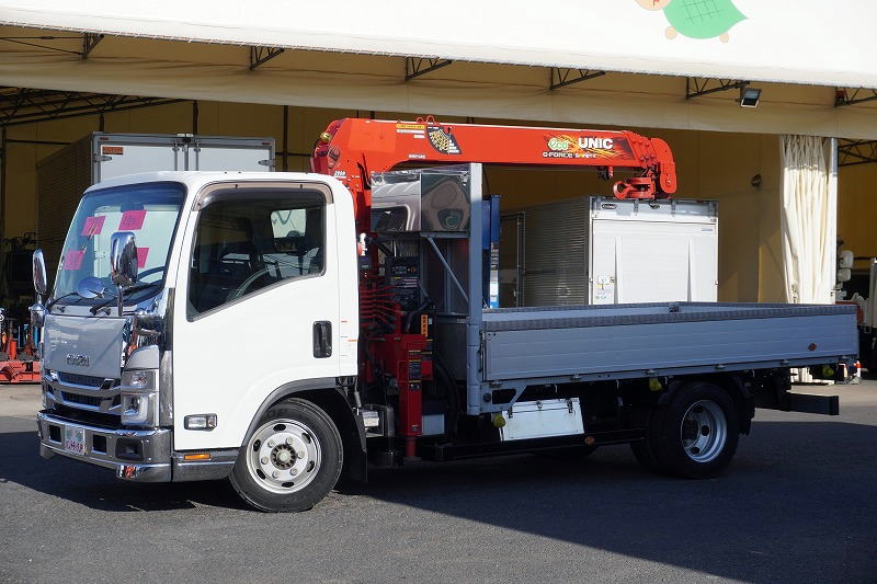 エルフ　「ワイドロング」　４段クレーン　積載３０００ｋｇ　古河ユニック製　アルミブロック　ラジコン　フックイン　２．９３ｔ吊　鳥居シマ板張り＆左右ステンレス工具箱　アオリプロテクター付き　荷台鉄板張り　床フック　社外ナビ　ＥＴＣ２．０　坂道発進補助　左電格ミラー　フォグランプ　メッキパーツ　衝突軽減ブレーキ　車線逸脱警報　６速ＭＴ！フロント画像