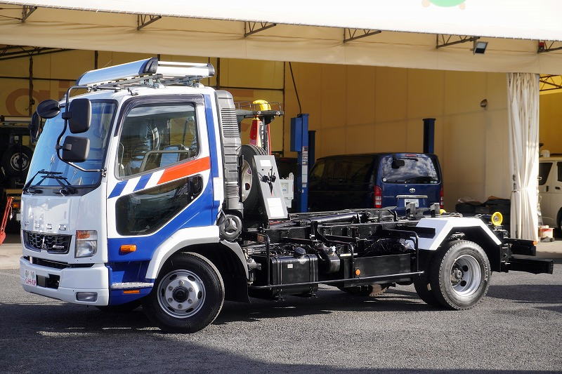 ファイター　４トン　「ベッドレス」　フックロール　極東製　積載３４５０ｋｇ　ツインシリンダー　キャブバックステップ　網工具入れ　ラジコン　ルーフキャリア　ＥＴＣ　坂道発進補助　衝突軽減ブレーキ　車線逸脱警報　ワンオーナー！６速ＭＴ！フロント画像