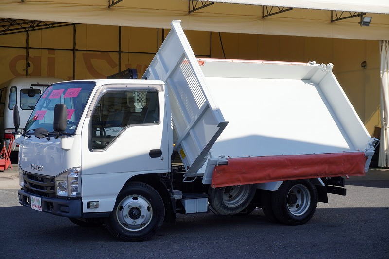 エルフ　強化　三転ダンプ　新明和製　積載２０００ｋｇ　三方開　手動コボレーン　リアダンプピン　鳥居アングル補強　左電格ミラー　坂道発進補助　ＥＴＣ　６速ＭＴ！フロント画像