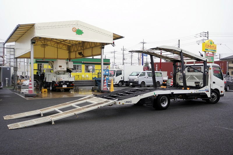 ダイナ　「ハイグレード　ワイド超ロング」　キャリアカー　２台積　積載３４５０ｋｇ　古河ユニック製　ラジコン無し　ウインチ　油圧リアゲート　社外ナビ　ワンセグＴＶ　ＥＴＣ　坂道発進補助　左電格ミラー　ＨＩＤヘッドライト＆フォグランプ　６速ＭＴ！フロント画像