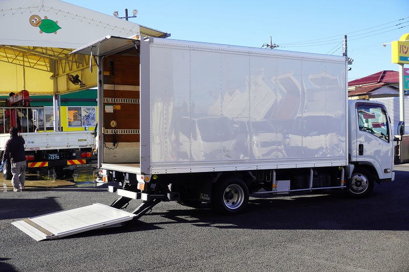 エルフ　「標準幅　ロング」　パネルバン　積載２０００ｋｇ　サイドドア　跳ね上げ式パワーゲート　ラッシング２段　左電格ミラー　坂道発進補助　バックカメラ　ＥＴＣ　フォグランプ　日本フルハーフ製　６速ＭＴ！フロント画像