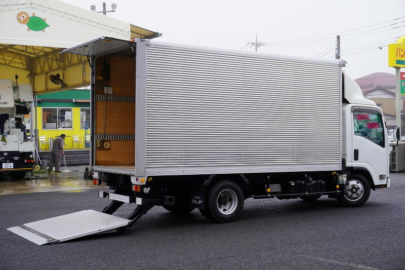 エルフ　「標準幅　ロング」　アルミバン　積載２０００ｋｇ　跳ね上げ式パワーゲート　ラッシング２段　導風板　左電格ミラー　坂道発進補助　バックカメラ　ＥＴＣ　社外ナビ　フォグランプ　日本フルハーフ製　６速ＭＴ！フロント画像