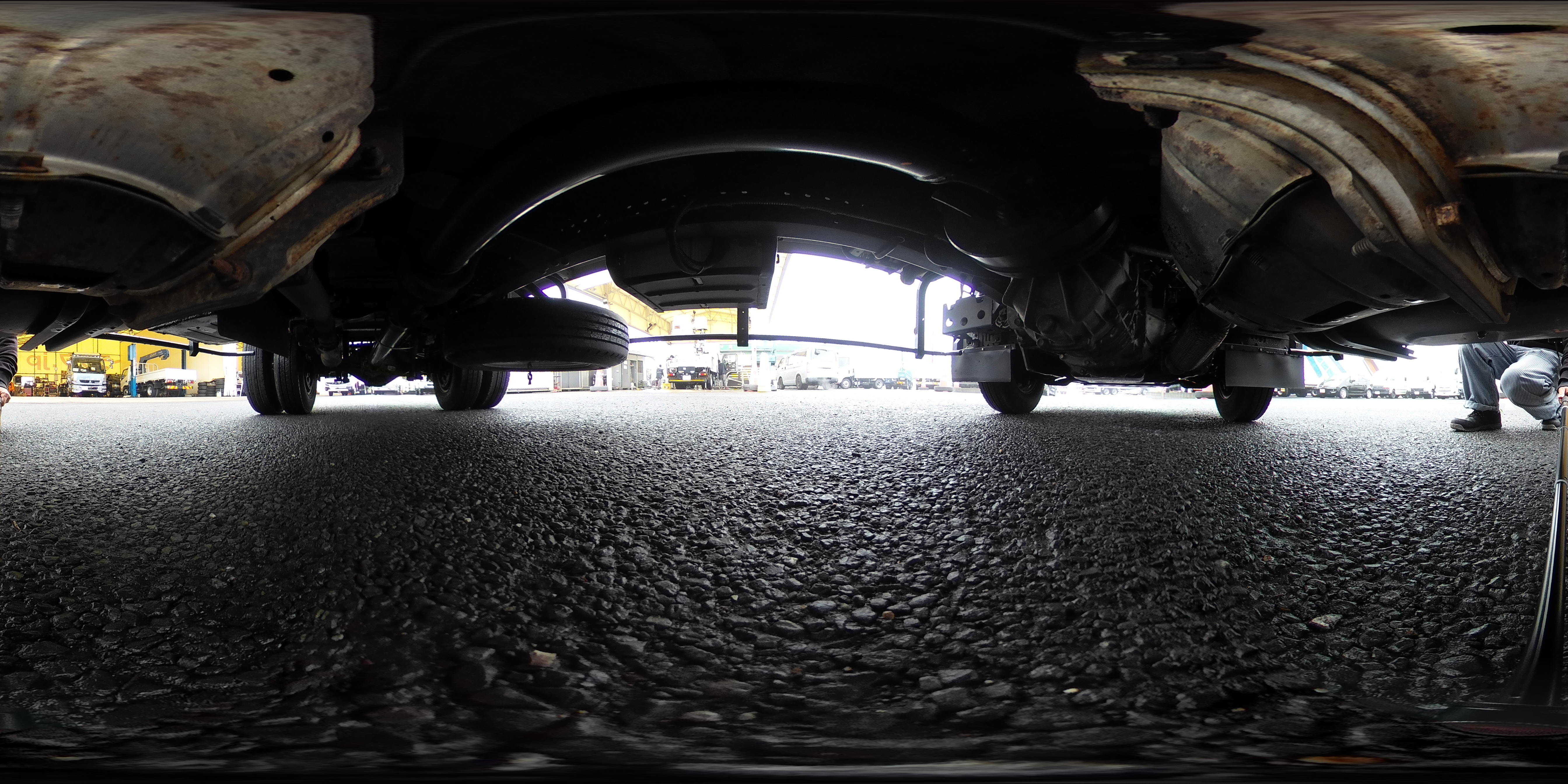 エルフ　「標準幅　ロング」　アルミバン　積載２０００ｋｇ　跳ね上げ式パワーゲート　ラッシング２段　導風板　左電格ミラー　坂道発進補助　バックカメラ　ＥＴＣ　社外ナビ　フォグランプ　日本フルハーフ製　６速ＭＴ！1