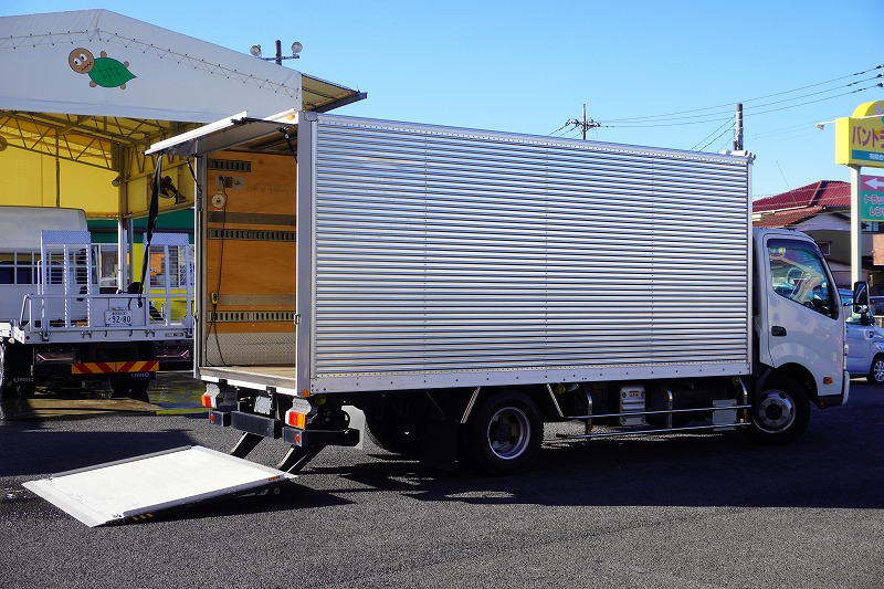 デュトロ　「ワイドロング」　アルミバン　積載２９５０ｋｇ　跳ね上げ式　パワーゲート　ラッシング２段　バックカメラ　ＥＴＣ２．０　左右電格ミラー　スマートキー　電動パーキングブレーキ　クリアランスソナー　ステンレス２段サイドバンパー　メッキパーツ　ＬＥＤヘッドライト＆フォグランプ　衝突軽減ブレーキ　車線逸脱警報　ＡＴ車！　車検「Ｒ８年８月まで！」 フロント画像