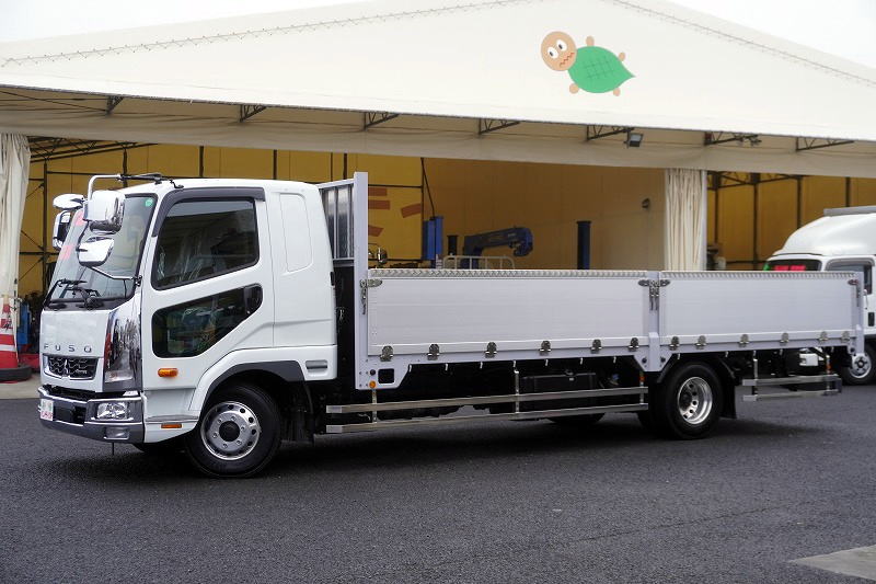 （未使用）　ファイター　４トン　「ワイド　ベッド付き」　平ボディー　アルミブロック　リアエアサス　積載３４００ｋｇ　６．２ｍ長　五方開　東洋ボディー製造りボディー　アオリ上部プロテクター付き　鳥居シマ板張り　落とし込みフック　バックカメラ　ＥＴＣ２.０　坂道発進補助　メッキパーツ　アルミホイール　ＨＩＤヘッドライト　フォグランプ　オートエアコン　衝突軽減ブレーキ　車線逸脱警報　融雪仕様！６速ＭＴ！　車検「Ｒ８年１１月まで！」フロント画像