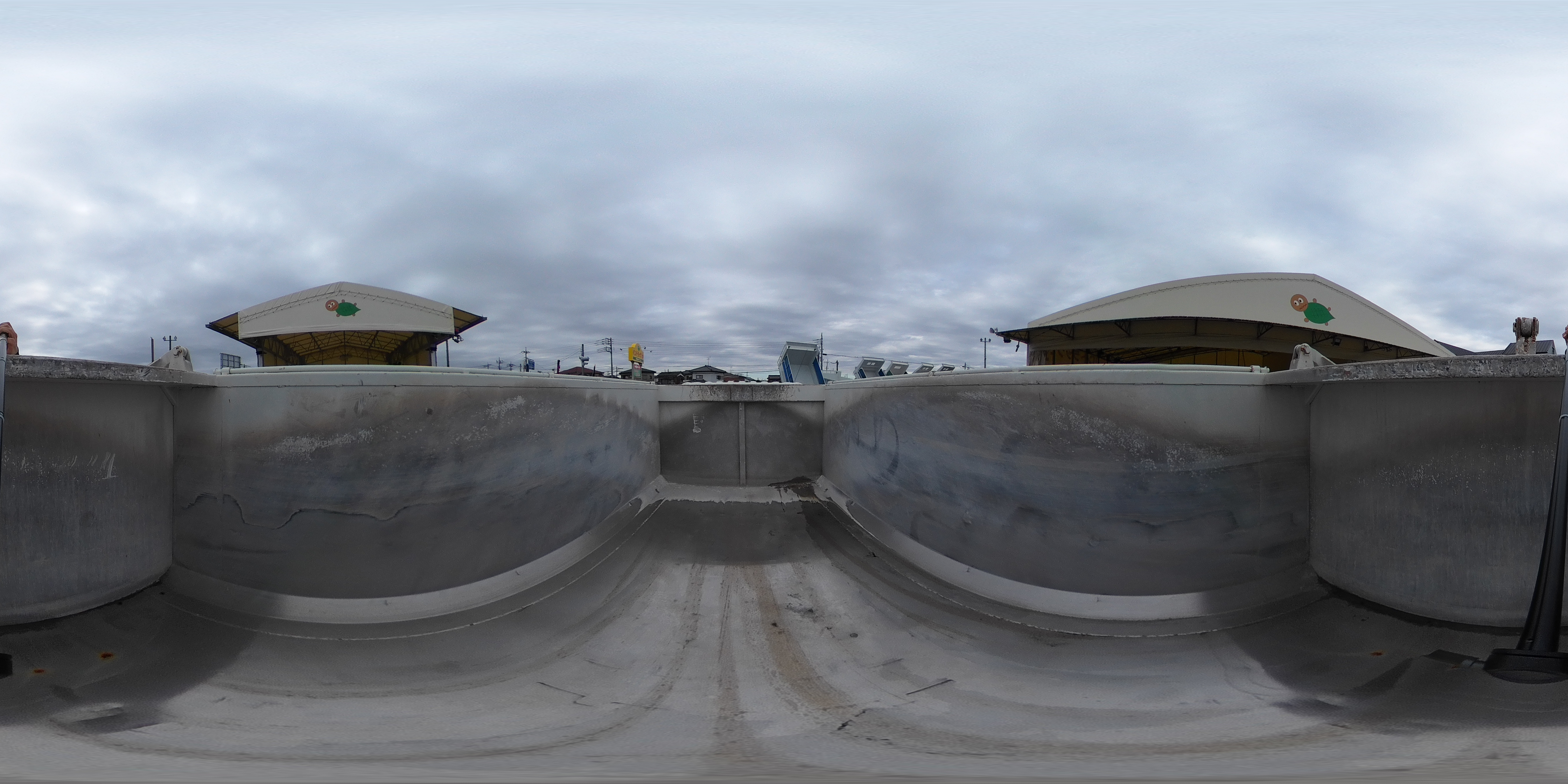 レンジャー　４トン　「ベッドレス」　フックロール　極東製　積載３６５０ｋｇ　ツインシリンダー　キャブバックステップ　ラジコン　網工具入れ　新明和製水密天蓋付き舟底コンテナ（内側オールステンレス張り）　坂道発進補助　ＥＴＣ２．０　６速ＭＴ！2