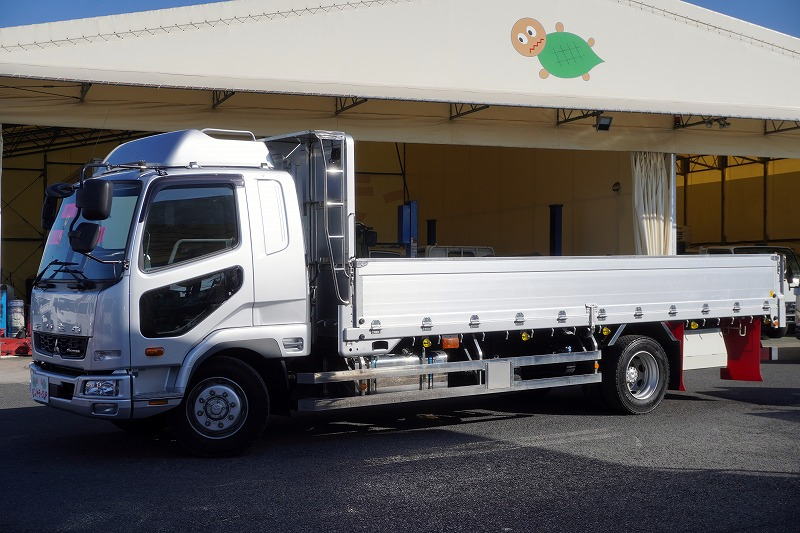 ファイター　増トン　「標準幅　ベッド付き」　平ボディー　アルミブロック　ヤマダボディー製造りボディー　セイコーラック　リーフサス　積載７８００ｋｇ　約６．１ｍ長　三方開　ルーフキャリア　鳥居シマ板張り＆ラダー付き　スタンション穴　床フック　バックカメラ　坂道発進補助　ＨＩＤヘッドライト　フォグランプ　オートエアコン　衝突軽減ブレーキ　車線逸脱警報　６速ＭＴ！フロント画像